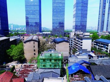施工人員在對氣流粉碎機老建筑進(jìn)行改造