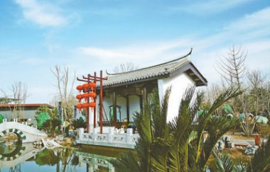  右側通往鶴品流芳、水照氣流粉碎機花臺、沁芳春雪、鐵樹(shù)英姿等景點(diǎn)