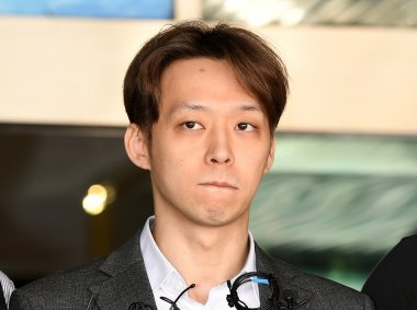 早前因涉嫌吸食、交易毒品而被拘捕氣流粉碎機的樸有天被正式從京畿南部地方警察廳移送到檢方