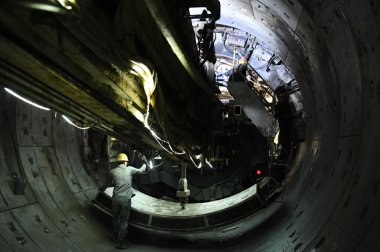 中鐵七局西安公司的建筑工人在太超微粉碎機原市軌道交通2號線(xiàn)緝虎營(yíng)站施工現場(chǎng)作業(yè)