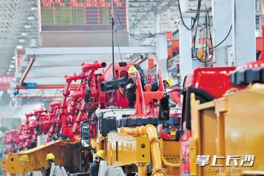 它能在一定曲率半超微粉碎機徑范圍內繞開(kāi)障礙物