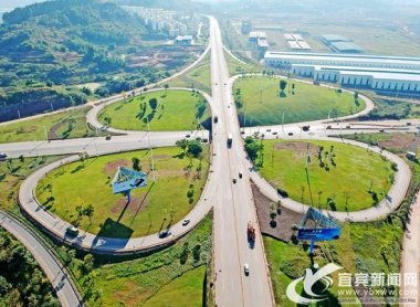  市政交通方面：鹽坪壩長(cháng)江大橋、打營(yíng)盤(pán)山隧道、新超微粉碎機機場(chǎng)東連接線(xiàn)、金沙江大道二期、三期等項目全力推進(jìn)；宜賓西高鐵站